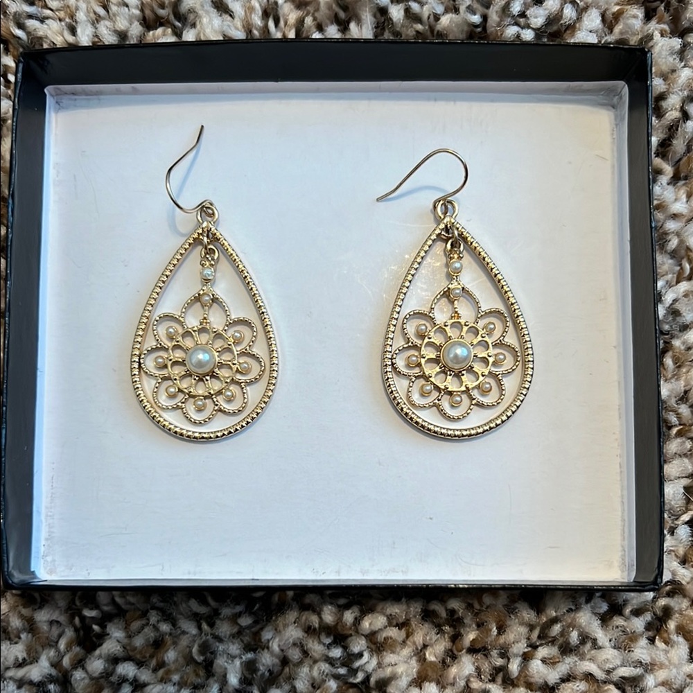 Elegant Gold Teardrop Earrings with Pearl Accent